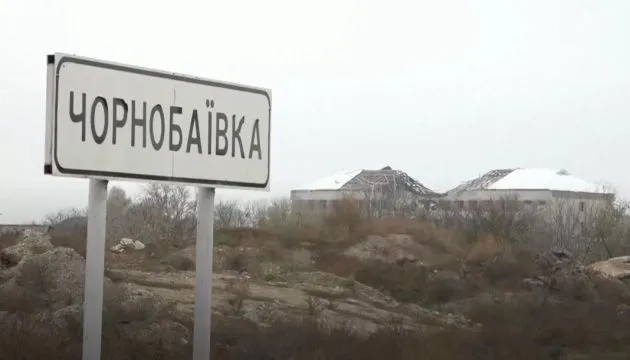 occupants-massively-shelled-chornobaivka-in-kherson-region-at-night