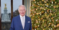 На тлі живої ялинки з екологічними прикрасами: британський монарх записав різдвяне привітання 