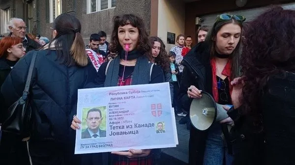 Требуют открыть списки избирателей: в Белграде студенты заблокировали движение в центре города