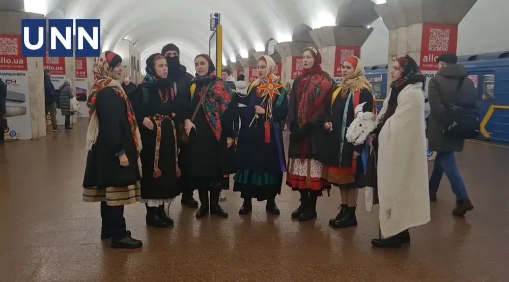 rozhdestvo-pobezhdaet-v-kieve-vo-vremya-vozdushnoi-trevogi-peli-kolyadki-v-metro