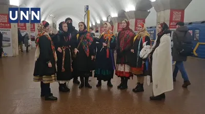 Різдво перемагає: у Києві під час повітряної тривоги співали колядки у метро