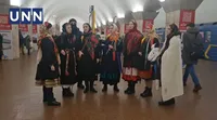Різдво перемагає: у Києві під час повітряної тривоги співали колядки у метро