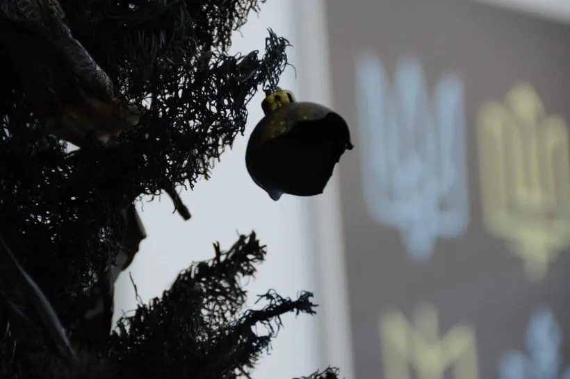 "Рождество в огне": в Португалии украинские дипломаты установили "непраздничную елку" как символ экологической трагедии в Украине 