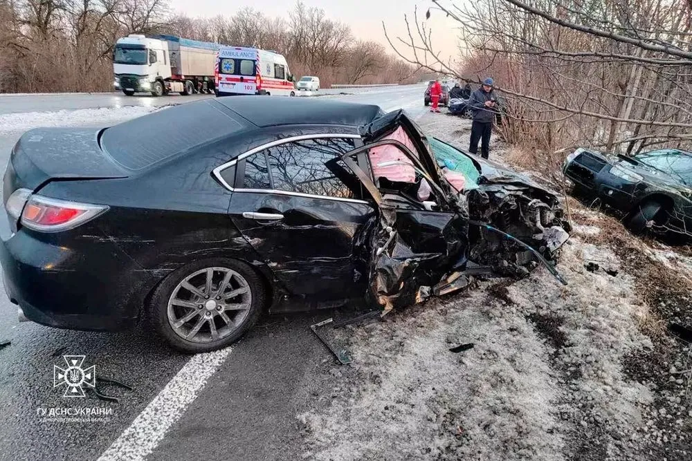 На Днепропетровщине столкнулись 6 автомобилей: шесть человек травмировались