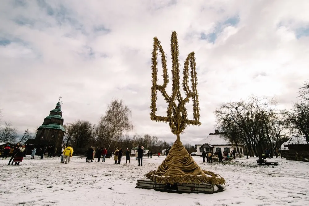 У Києві на Різдво встановили найбільший тризуб з дідухів в Україні