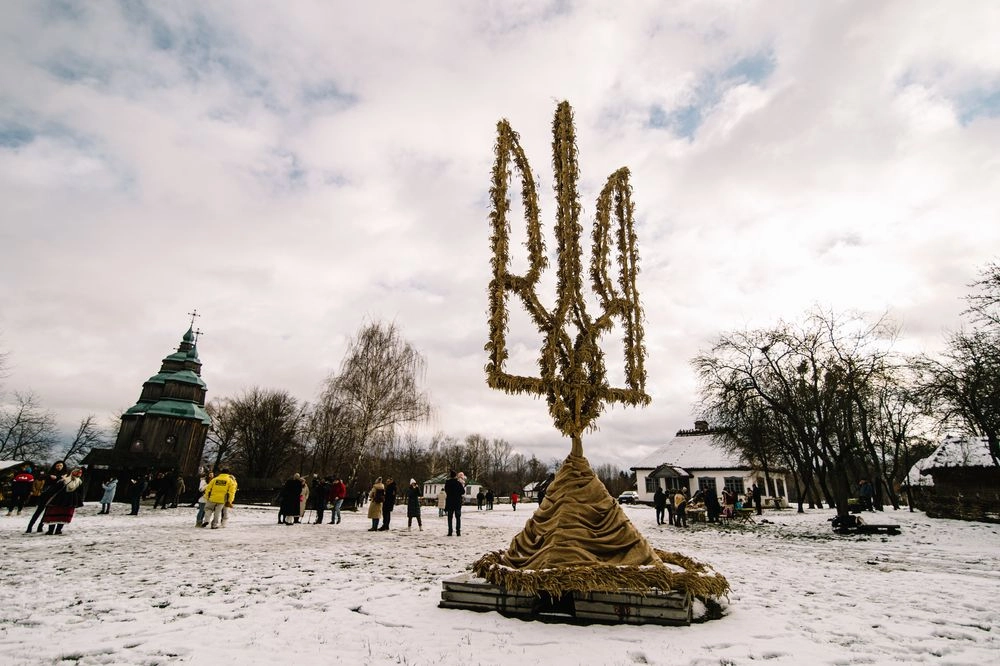В Киеве на Рождество установили самый большой трезубец из дидухов в Украине