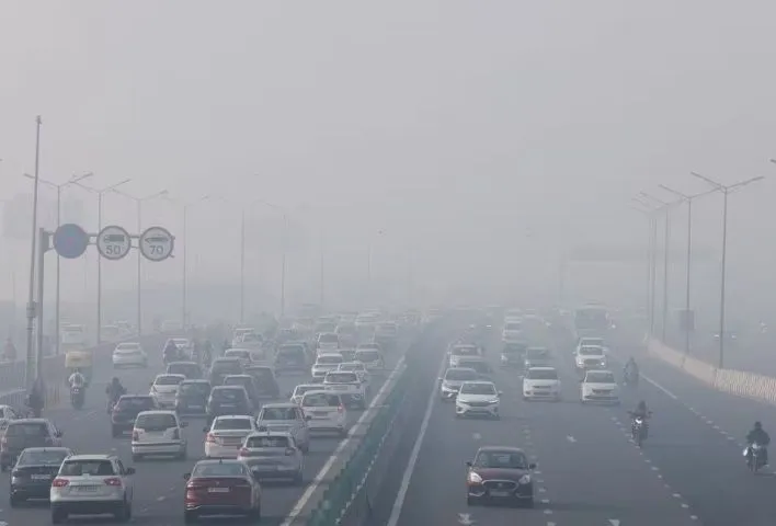 Thick fog has disrupted traffic in New Delhi