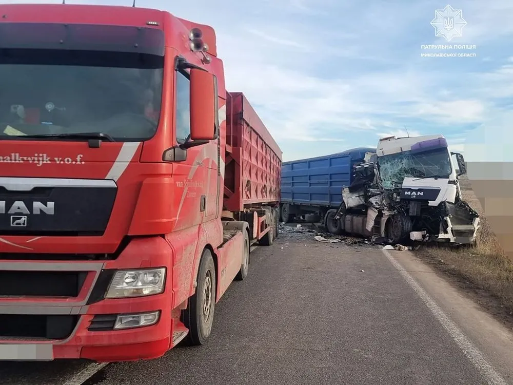 Two trucks and a car collided on the Mykolaiv-Odesa highway: reverse traffic is organized