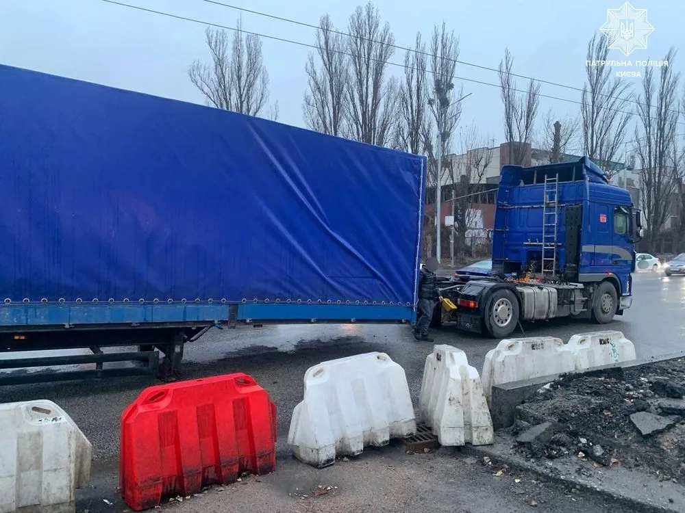 in-the-capital-a-truck-is-stuck-under-the-degtyarivsky-overpass-due-to-a-malfunction-traffic-is-hampered