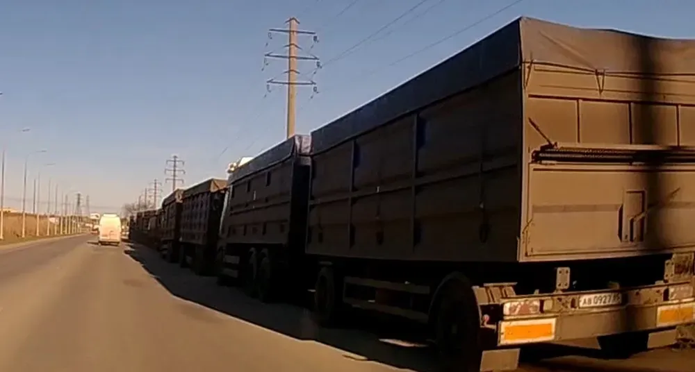 After Ukraine's attack on the seaport in Feodosia: russians take grain to Kerch