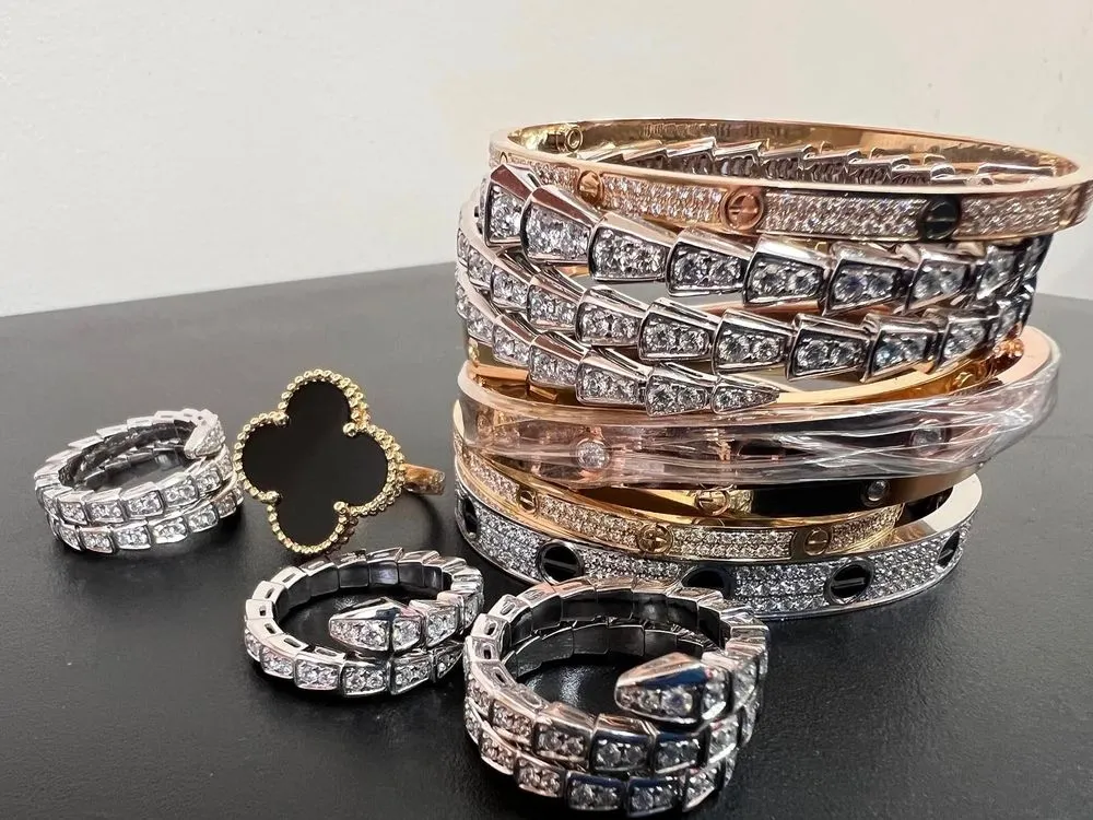 Cartier, Bvlgari и Van Cleef&Arpels: в Украину под видом бусин за 60 долларов хотели завезти украшенные бриллиантами драгоценности
