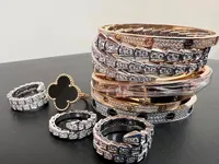 
Cartier, Bvlgari та Van Cleef&Arpels: в Україну під виглядом намистин за 60 доларів хотіли завезти оздоблені діамантами коштовності