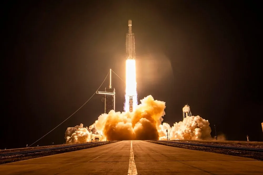 Ракета SpaceX Falcon Heavy запустила секретний космічний літак X-37B для Космічних сил США після затримок