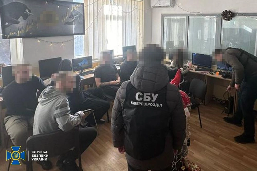 Похищали персональные данные и деньги украинцев: правоохранители за сутки ликвидировали более 100 мошеннических call-центров