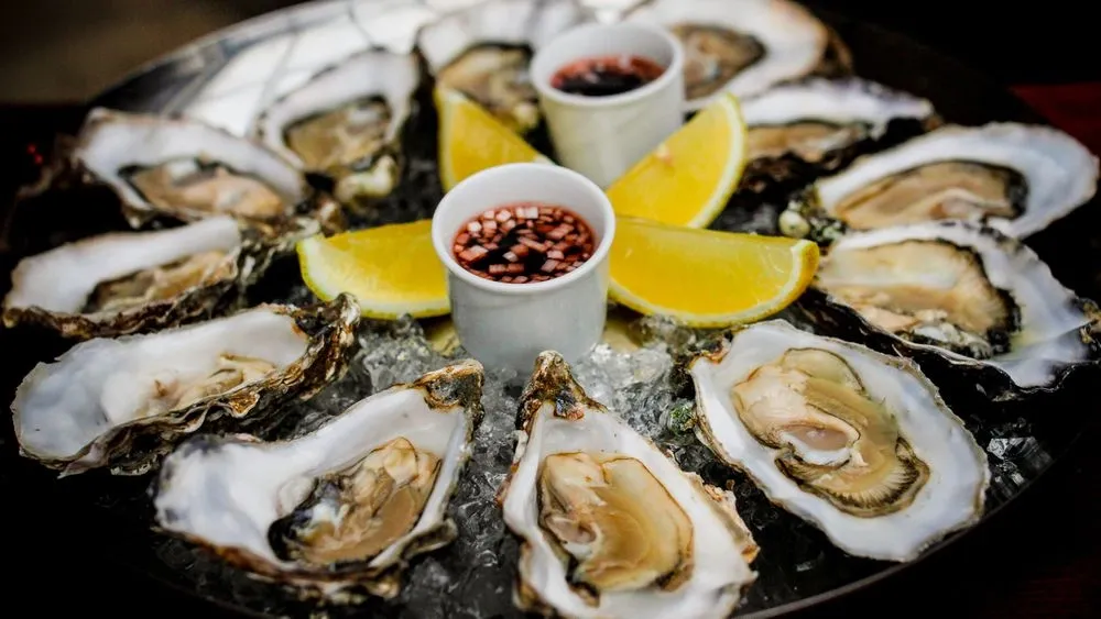 two-french-prefectures-ban-oyster-sales-due-to-mass-poisoning