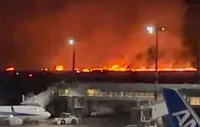 В аэропорту Токио загорелся авиалайнер - СМИ