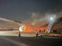 Все пассажиры и экипаж самолета, который загорелся в аэропорту Токио, остались невредимыми, их эвакуировали