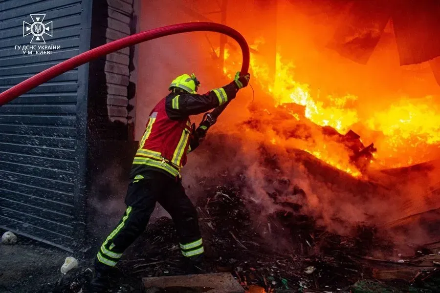 В Киеве продолжается ликвидация последствий массированного авиаудара рф: 49 пострадавших, 57 спасенных
