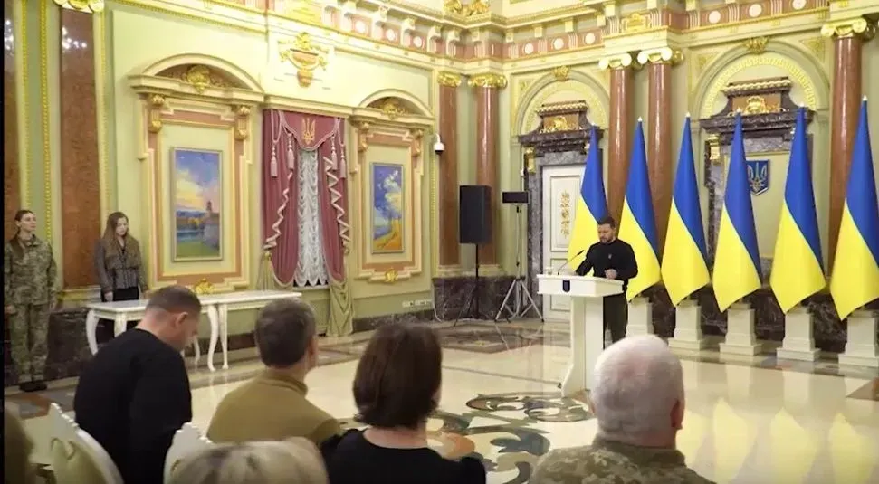 Зеленский наградил защитников и семьи украинских погибших героев сертификатами на квартиры