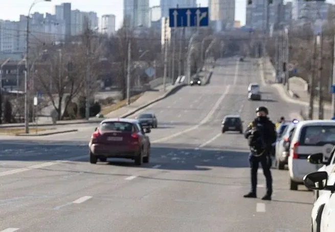 В полиции Киевщины опровергли информацию о якобы раздаче полицейскими повесток на блокпостах