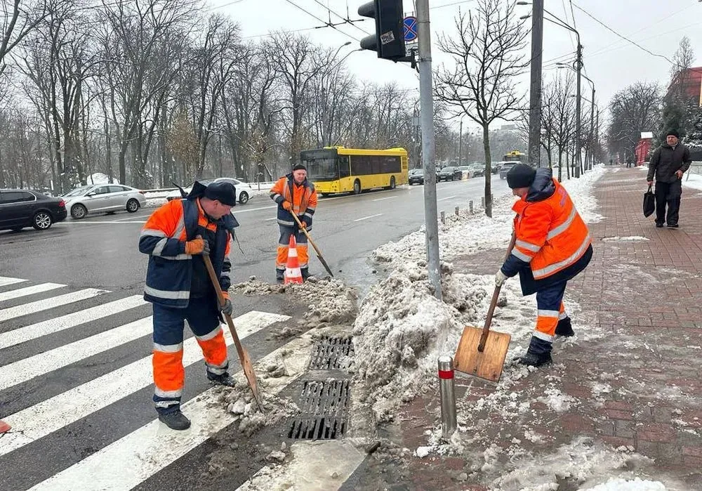 kyivs-roads-are-being-cleared-of-snowfall-the-day-before-kyiv-city-state-administration-urges-drivers-not-to-leave-cars-near-storm-drains