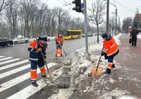 Столичные дороги очищают от снегопада, который произошел накануне: КГГА призывает водителей не оставлять машины вблизи ливнестоков
