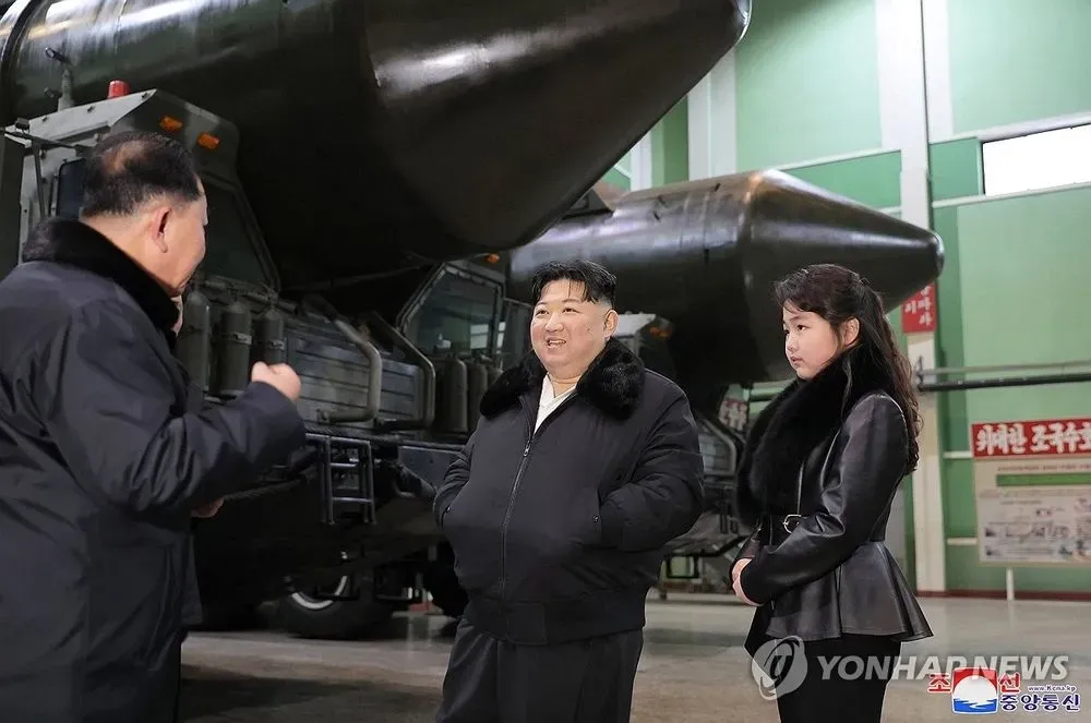 Ким Чен Ын приказал увеличить производство мобильных пусковых установок для баллистических ракет