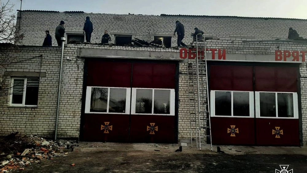 Россияне обстреляли Очаков и громаду на Николаевщине, повреждено здание и техника предприятия