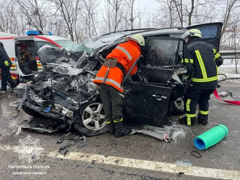 an-accident-with-victims-in-the-lviv-region-reverse-traffic-is-organized-on-the-kyiv-chop-highway