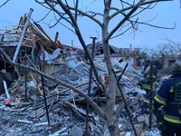 Внаслідок ракетної атаки на Харків пошкоджено підприємство та навчальний заклад, у місті Зміїв ще одна людина залишається під завалами - ОВА 