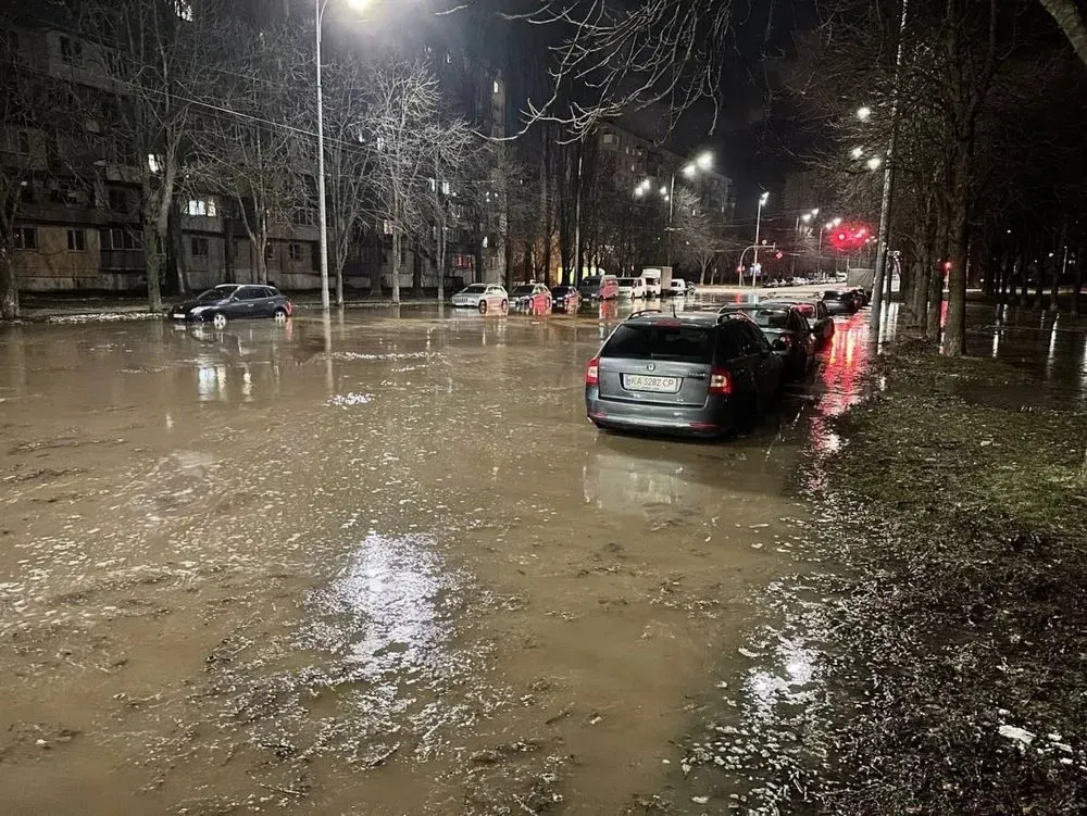 В Киеве ликвидируют повреждение водопровода на Борщаговке
