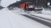 Попри негоду, забезпечено проїзд усіма дорогами держзначення, на автошляхах працюють понад 1200 одиниць техніки та близько 1500 робітників