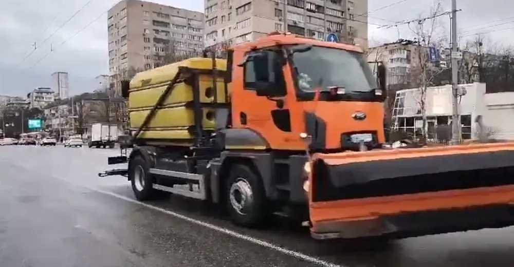 Kyiv utilities localize water leak on Velyka Vasylkivska Street