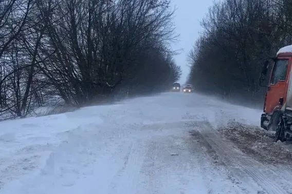 На Вінниччині у снігові замети потрапили 30 автівок та автобусів