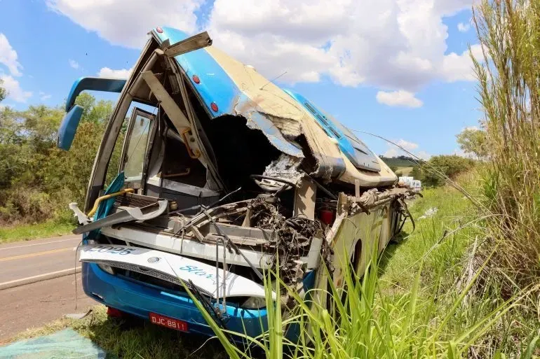 In Brazil, a tourist bus collides with a truck - 25 dead