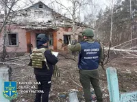 россияне утром сбросили авиабомбу на поселок на Харьковщине: повреждены сельсовет и жилые дома