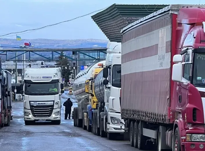 Блокада на кордоні з Польщею: у черзі майже 950 вантажівок