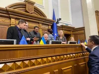 В Раде завершили заседание после того, как депутаты блокировали трибуну: хотели поставить на голосование увольнение Безуглой