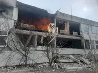Окупанти вдарили керованими авіабомбами по селищу на Харківщині: є загибла, спалахнула школа 