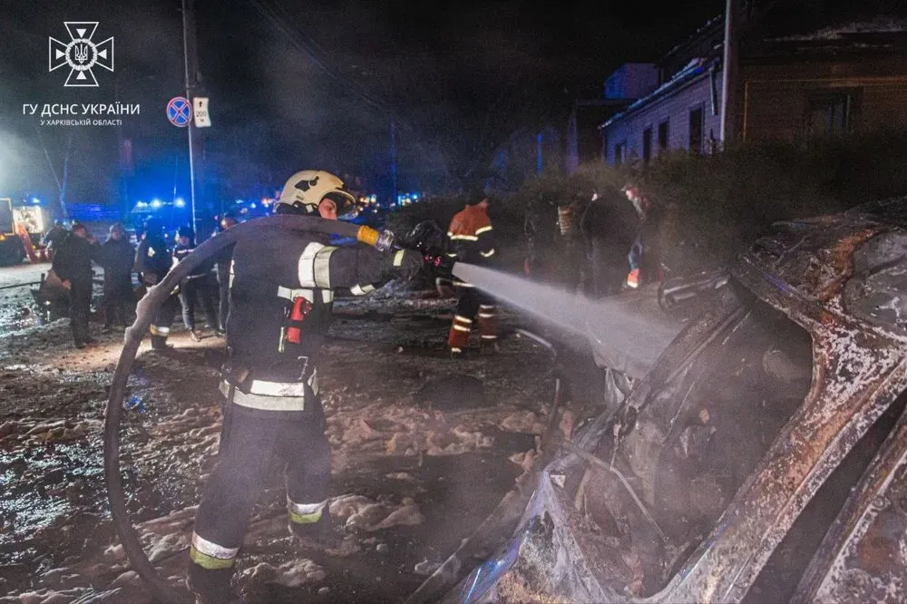 В Харькове спасатели ликвидировали пожар в результате ракетного удара россиян по гостинице