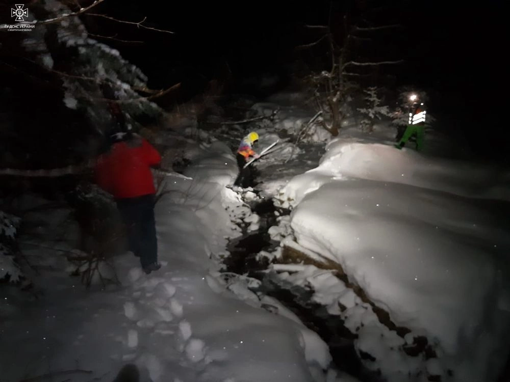 На Закарпатье спасли заблудившуюся пару лыжников-фрирайдеров