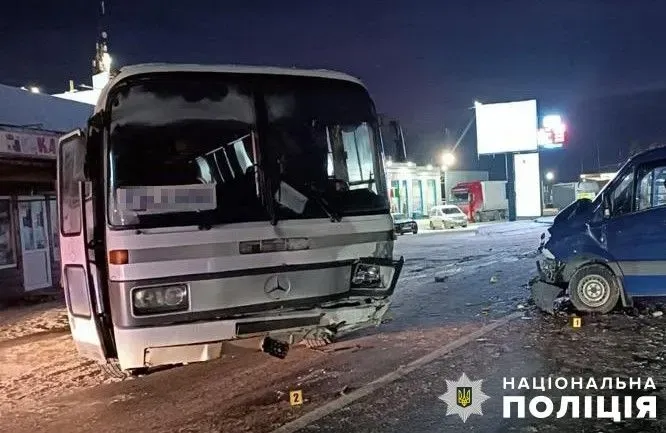 avtobus-zitknuvsia-z-mikroavtobusom-na-lvivshchyni-postrazhdaly-dvoie-ditei
