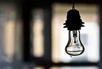 Дефіциту електрики немає, однак українців закликають економити світло 