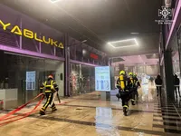 Пожежа в ТРЦ "Космополит" у Києві: евакуація людей продовжується