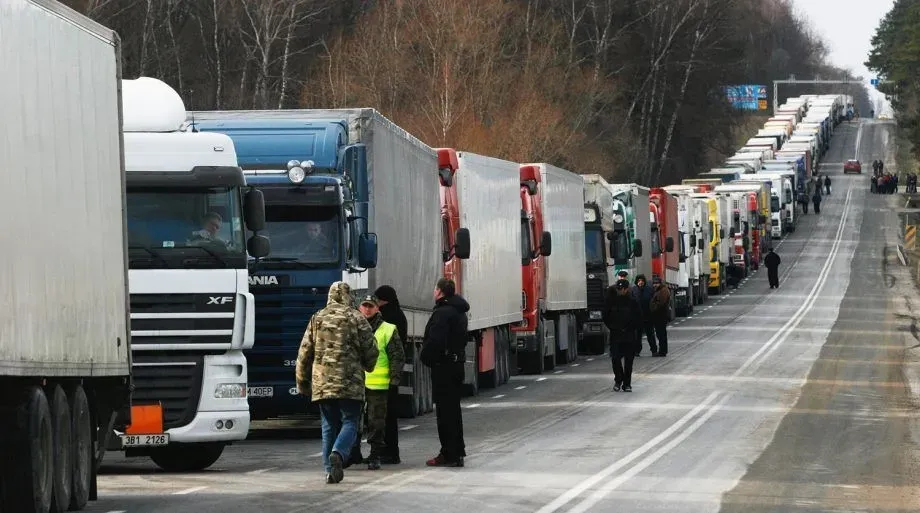 strike-of-polish-carriers-about-1100-trucks-accumulated-in-front-of-blocked-checkpoints
