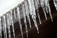 Beware of icicles: rescuers reminded passersby of basic safety rules