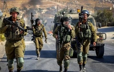 Israeli army engages in a firefight with drug smugglers from Egypt on the border