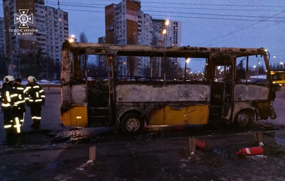 В Киеве утром загорелась маршрутка, пострадавших нет