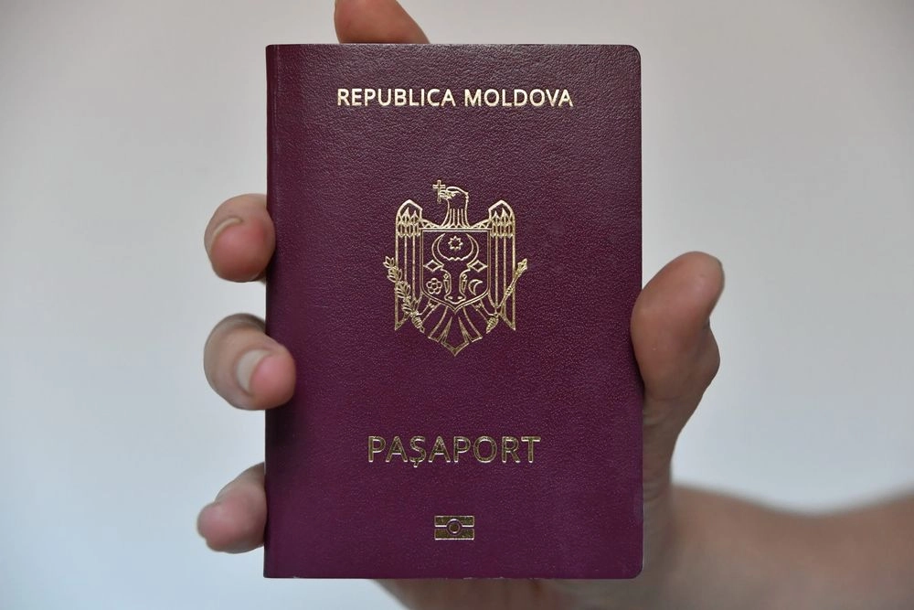 россияне массово пытаются получить гражданство Молдовы на фоне войны - Reuters