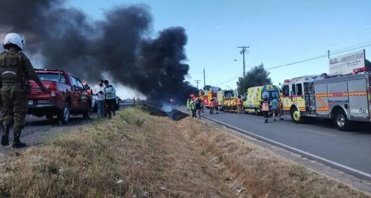In Chile, a light plane crashes on the highway, hitting two cars